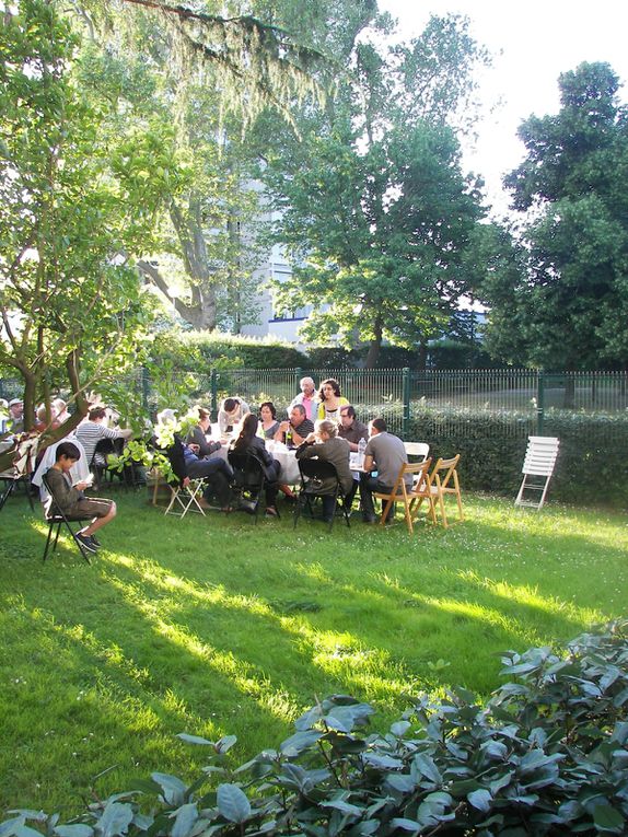 Le repas de notre résidence un soir de 28 mais 2009 avec une cinquantaine de convives