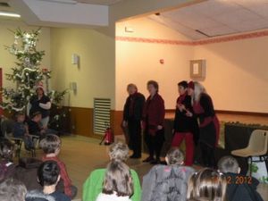 Photos souvenirs de l'Arbre de Noël - Spectacle des conteuses - Classes de Maternelle et CP/CE1