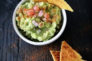 Nachos et guacamole maison