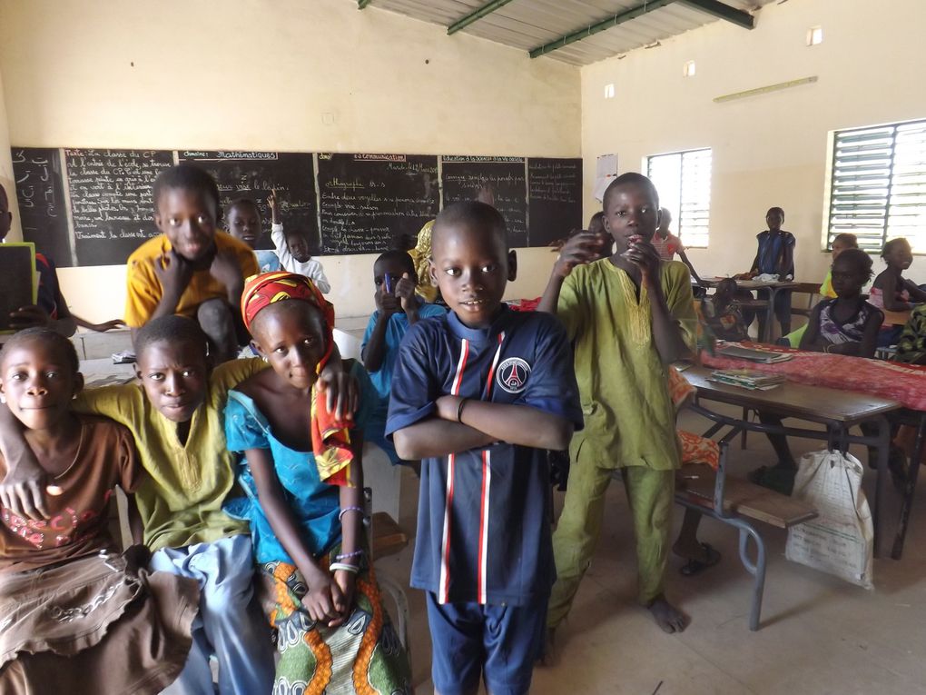 Mission avec Julien,Jacky et Alexandra, réalisation du carrelage de la classe avec le tableau, fournitures et équipements de tables et bancs. 