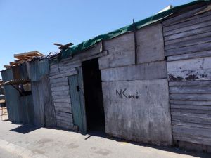 Habitat précaire et durable ! / Ruisseau SDB et toilettes !!! / Business District à Gugulethu /  Boubou au pub de Langa