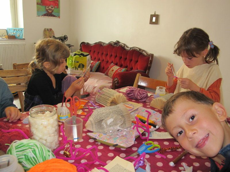 Hérisson-livre, poissons-feuilles, bougie-cd, tableaux nature, couronne de fleurs, mur de mains... Voici une partie de nos créations de l'année. 