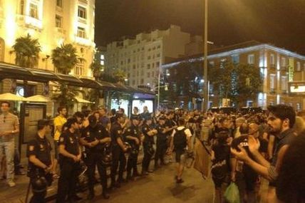 Espagne : des policiers solidaires des manifestants