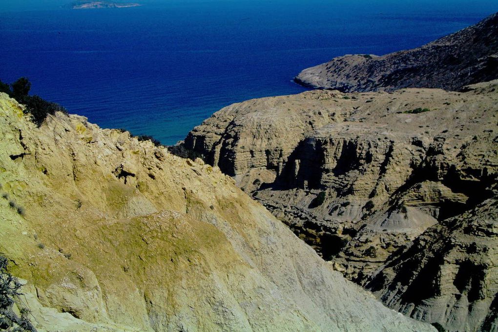 Il y a de belles balades à Gavdos ! Et puis, la mer y est magnifique, l'été, avec ses eaux pures - n'est-on pas au milieu de la Méditerranée, à moins de 300 km de l'Afrique ? Pourtant, bien des Grecs préfèrent oublier Gavdos. En effet, c'était une île-prison. Des carrières blanches abandonnées ( dias du milieu ), des bâtiments en ruines témoignent encore de cet univers carcéral particulier, dans une nature semi-désertique. Au loin, la côte sud de la Crète...