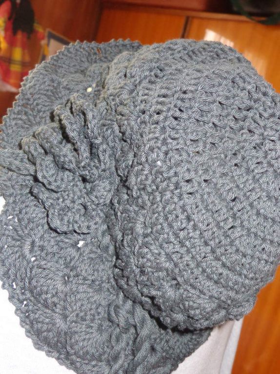 Chapeau et echarpe avec un reste de laine grise