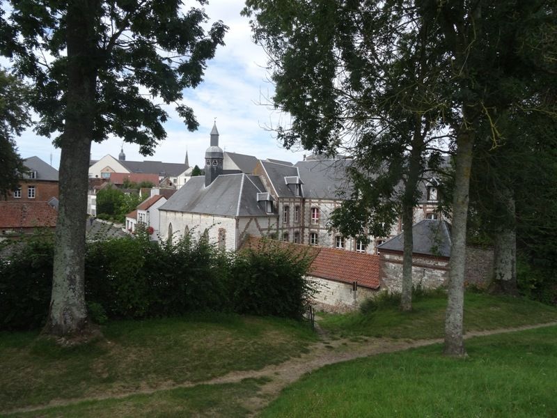 BALADE DANS MONTREUIL SUR MER...peut-être LE VILLAGE PREFERE DES FRANCAIS ...