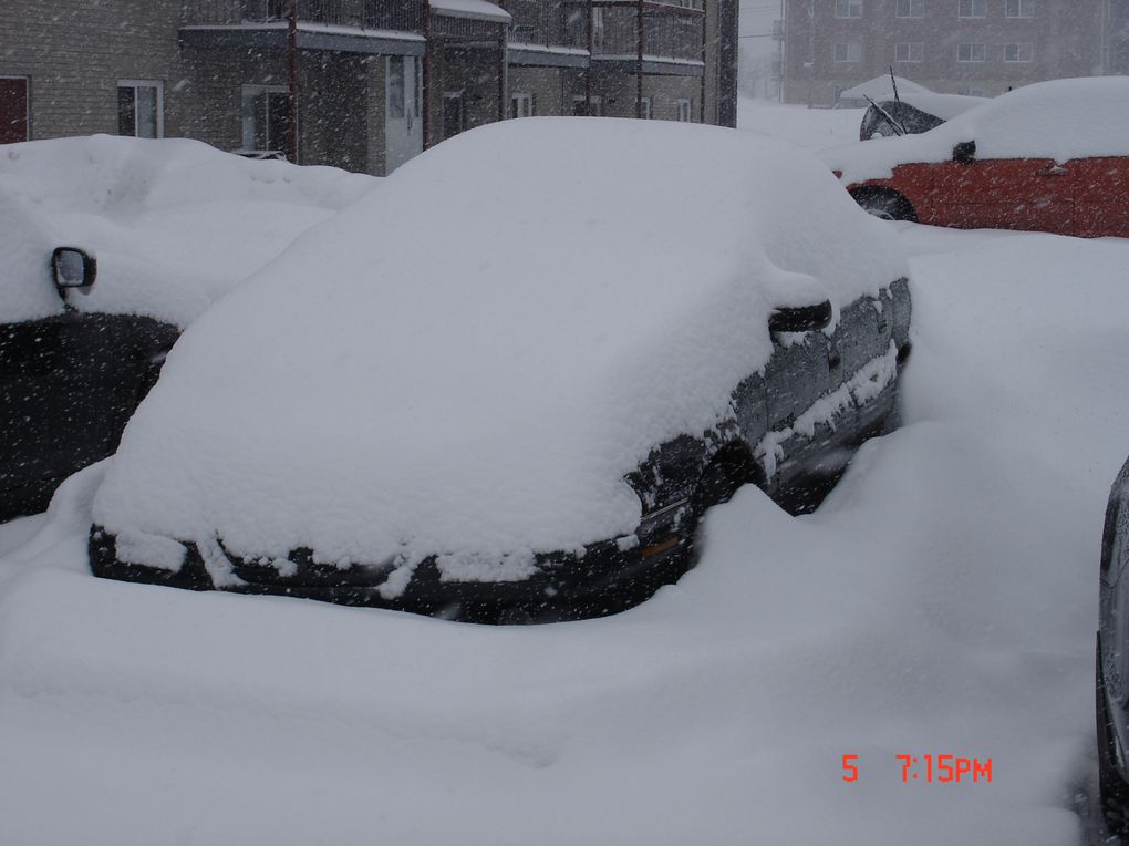 photos aléatoires de ma ville, avec des petites ou grosses bordées d'neige qui pour cette année à durer longtemps, la dernière grosse bordée du printemps ayant eu lieu à la toute fin du mois d'avril !!!