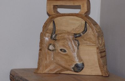 Une tête de vache dans une demie-cloche