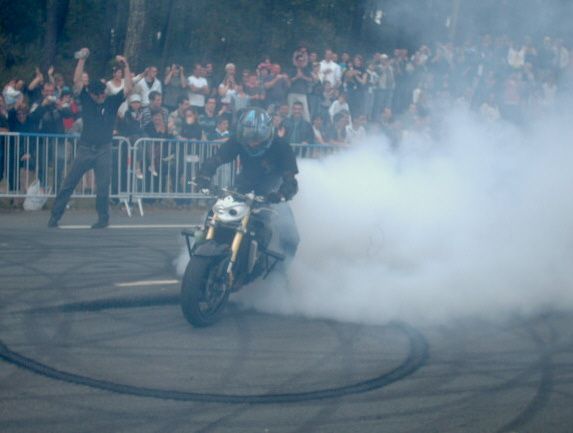 fête de la moto à TARNOS, stunt, weeling et figures diverses de l'écossais Carmichael et de "lève ta roue" (local)  