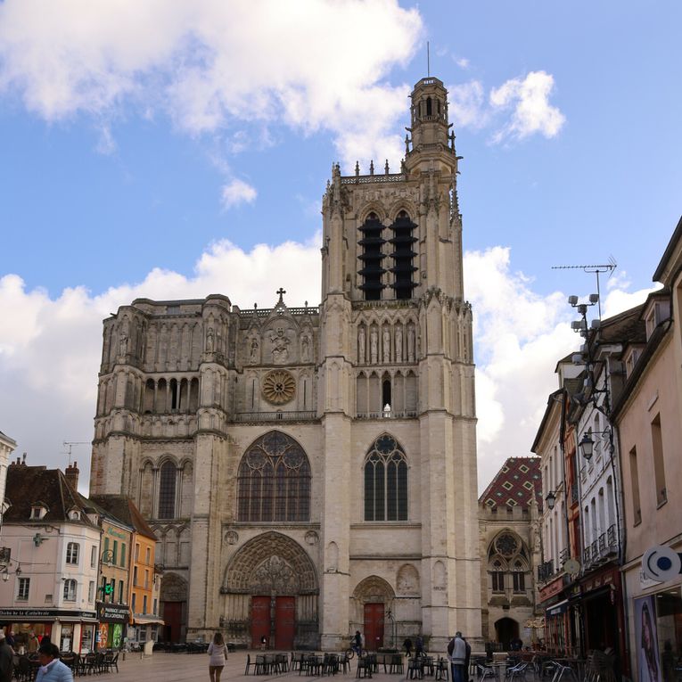 Saviez-vous que la cathédrale Saint-Etienne de Sens était la première cathédrale gothique du monde ?