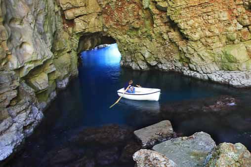 Looking of Reliable Travel Agency for Odysseus Cave Tour by Boat?