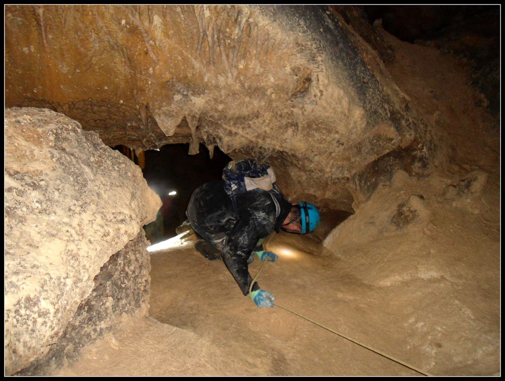 Entretenido recorrido entre gateras, barro y agua. Pobre rodillas.