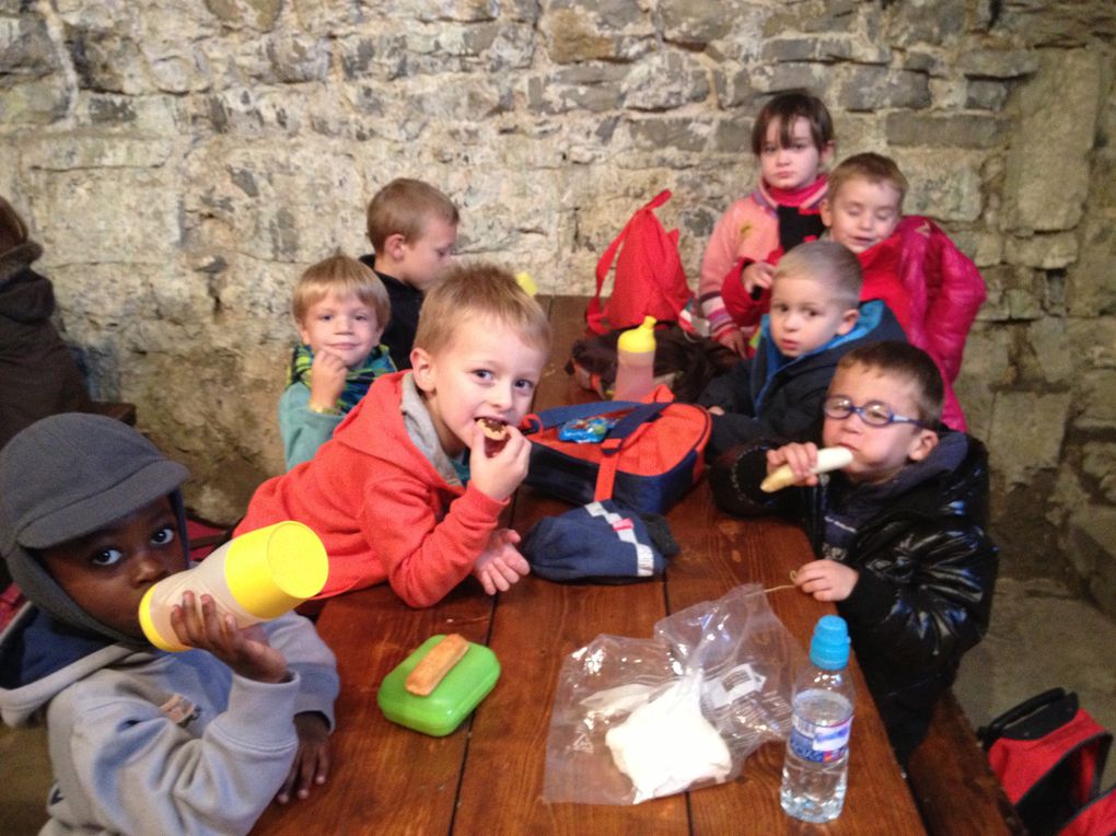 Ca ouvre l'appétit toute cette excitation, nous prenons donc notre collation dans la salle de garnison des chevaliers.