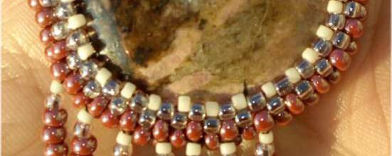 Pendentif serti  pierre naturelle : rhodonite sertie de perles 