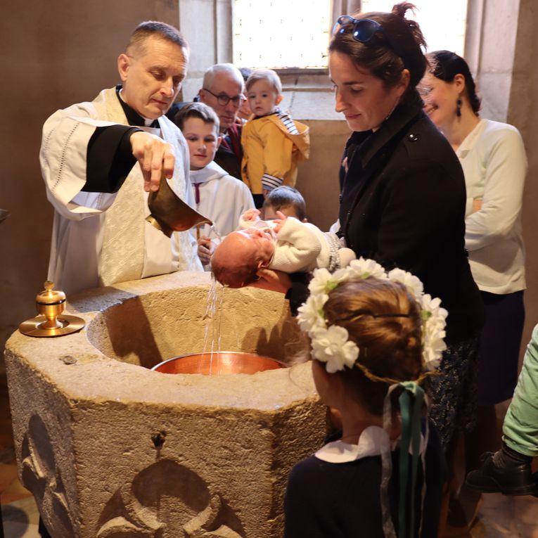 Première communion de Clothilde et Baptême d'Arthur au cours de la messe de ce 1er Vendredi du mois.