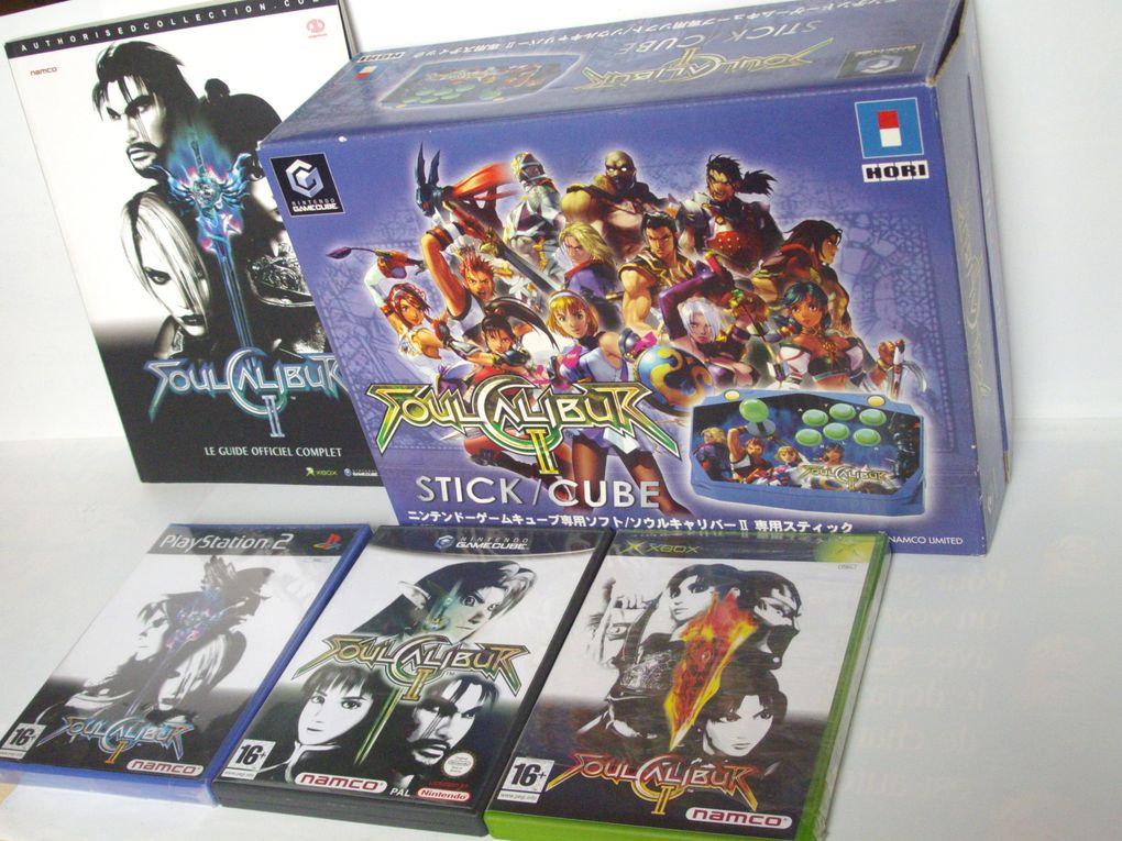 La collection complète du jeu SOULCALIBUR II :
-le jeu sur Playstation 2
-le jeu sur Xbox-origins
-le jeu sur GAMECUBE
-le Stick arcade sur GAMECUBE (unique)
-le book soluces
+ 2 figurines tirées du jeu.
