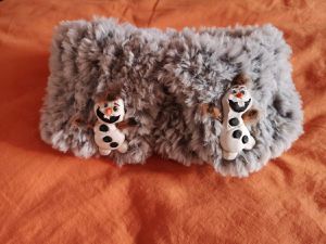 Et pour p'tite bigoud, un snood avec Olaf . C'est une broche que j'ai crée en pâte fimo