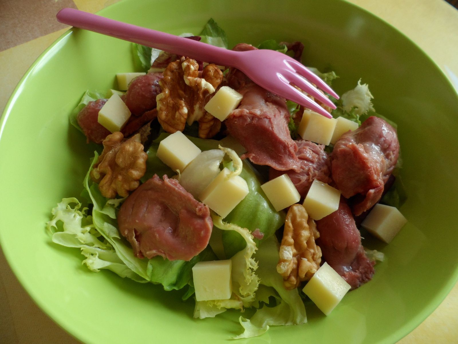 Salade comté, gésiers et noix