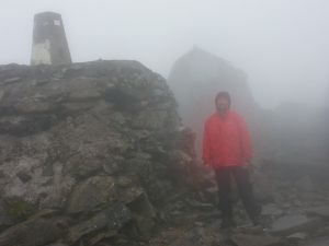 Dernière journée sur le WHW avec l'ascension du Ben Nevis (1344m en 2h45) et retour à Fort Williams jusqu'à la statue marquant la fin officielle du périple. Dommage, le sommet de la colline était toujours dans les nuages avec une petite bruine plutôt fraîche. Séjour au Bank Street Lodge. Rustique mais pas cher. D'une manière générale, randonnée très agréable sans grande difficulté. J'ai pu rencontrer un tas de gens sympa venant de multiples horizons. C'est un sentier très pratiqué l'été. Je regrette de ne pas avoir pris ma tente car il y a de nombreux coins sympa pour  bivouaquer. 