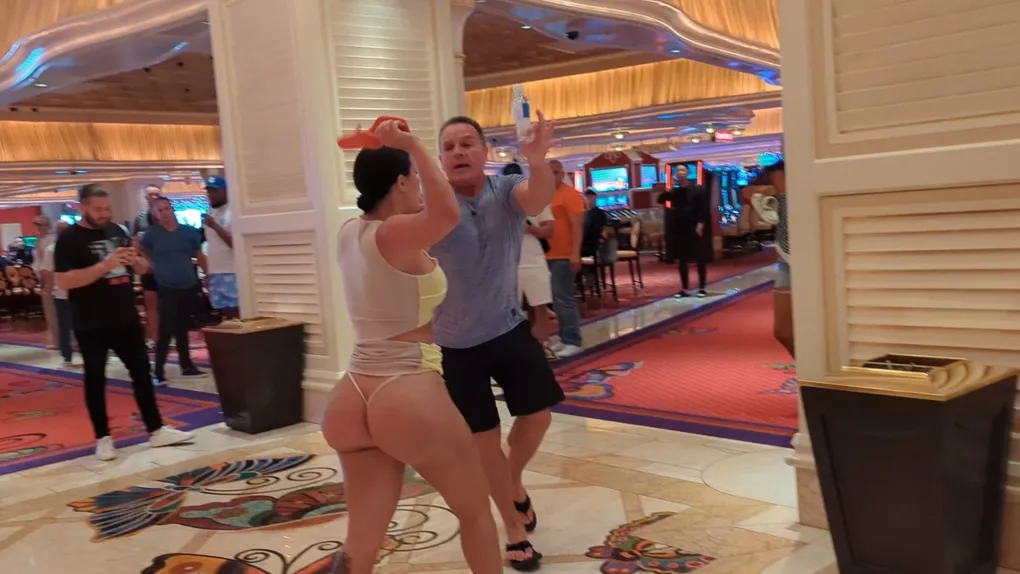 Des femmes légèrement vêtues filmées en train de se battre devant la caméra dans un luxueux hôtel de Vegas (vidéos)