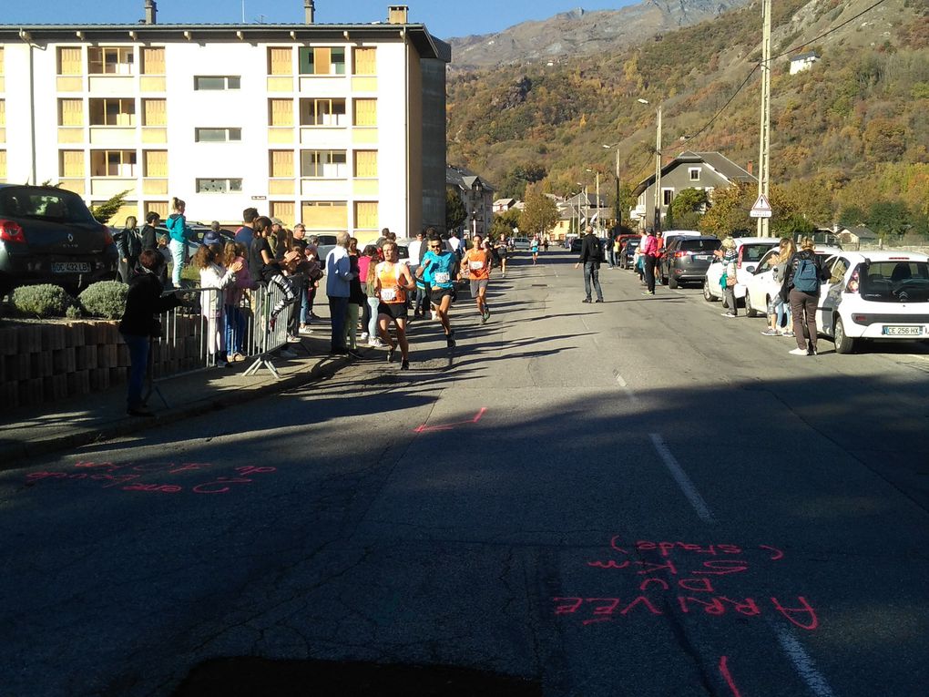 1ère boucle en centre ville, commune aux participants des 5 et 10km, puis une 2nde boucle plus roulante dans la zone commerciale permettant aux coureurs du 10km d'allonger la foulée