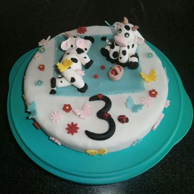 Gâteau d'anniversaire sur le thème de la vache