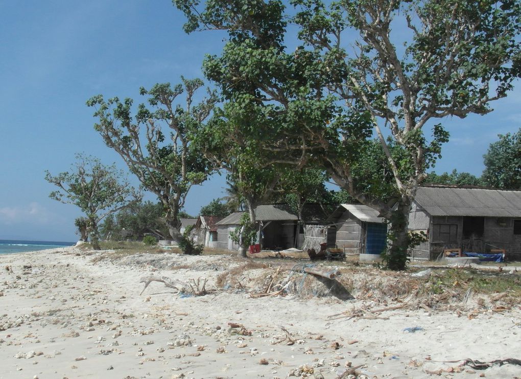 En passant par les petites ruelles bordés de petites maison parfois sommaires, de temples privés et de murs en bidons