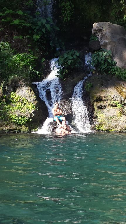 Petite marche tranquille et agréable pour arrivée à la Cascade Cormoran, juste superbe, eau fraîche, pierres pour s'asseoir et se lézarder au soleil, et arc-en-ciel en prime ^^ On a vraiment apprécié l'endroit.