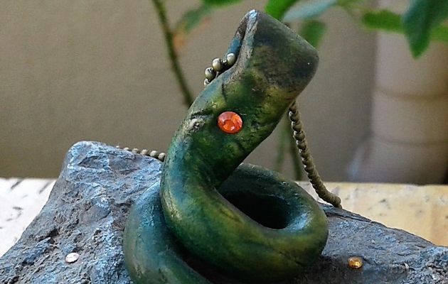Serpent,sculpture, bijou,mythologie,artiste,fait mains,polymère,vert,cristal swarovski, orange,pièce unique, originale,atypique,pendentif