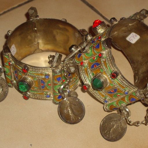 présentation de bijoux marocain , berbere , poterie , lampadaire , tout ce qui est en rapport avec l'artisanat marocain