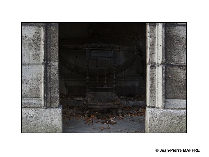 Grâce aux effets de lumières, les endroits les plus cachés de ce cimetière de Paris révèlent à notre regard tous leurs mystères.