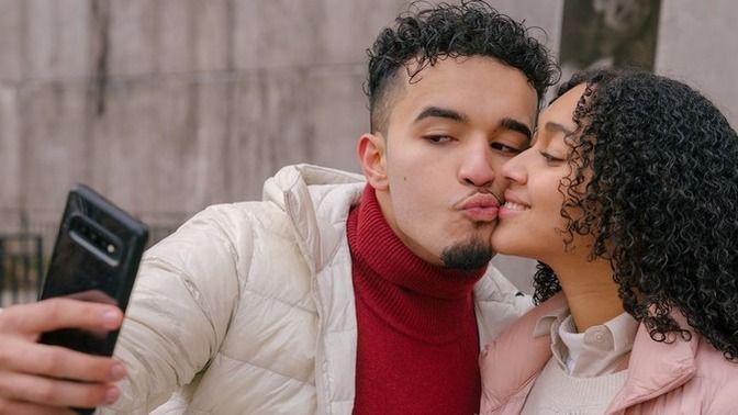 Aimez-vous montrer votre vie amoureuse sur les réseaux sociaux ou la garder discrète ? Pourquoi pourquoi pas?