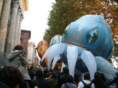 <p>A l'occasion de la candidature de Toulouse pour &ecirc;tre capitale mondiale de la culture en 2013, les plasticiens volants nous ont offert un vrai bon moment dans les rues de Toulouse et place du Capitole.</p>
<p>Du grand spectacle ....</p>