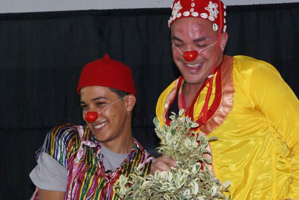 "Caravane Théâtre" pour la première fois en Tunisie à la demande de Me Saïda Chelly animatrice à "La maison des jeunes de Khaznadar" pour une formation aux techniques du "Théâtre Forum" et du "Clown Théâtre"