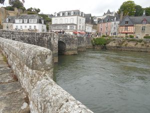 Le tumulus St Michel et le  pont du XIII ème dans le port d'Auray