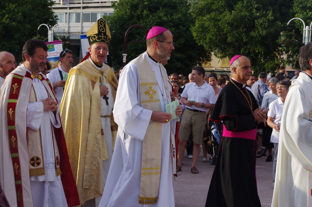 Grande procession en présence de Mgr Rey et Mgr Fisichella dans les rues du Centre ville