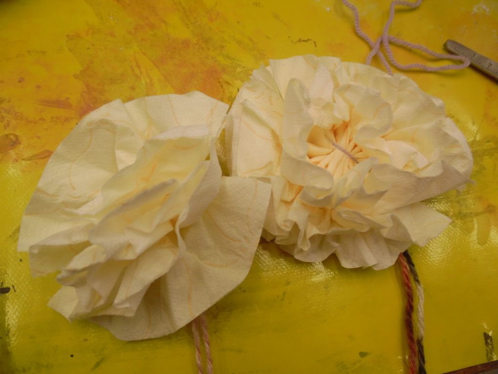 fleurs en papier toilette, laine, batons et pate à modeler, fleurs en papier de couleurs, jeu du dessin guidé