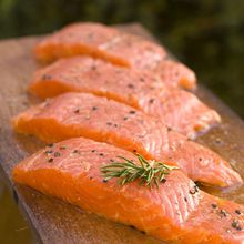 L'Anses recommande de manger au maximum deux portions de poisson par semaine.