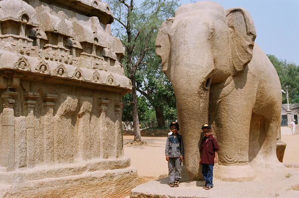 <p>Janvier 07 - Je suis ravie de vous faire partager un peu plus de ce chouette voyage de 24 jrs en Inde du Sud dans les Etats du Kerala et Tamil Nadu. J'esp&egrave;re que ces clich&eacute;s vous plairont, vous toucheront, vous donneront une petite id&eacute;e de ces agr&eacute;ables endroits, de l'ambiance, ...&nbsp;(mais l&agrave; c'est biais&eacute; par mon oeil), voire vous donneront envie des les d&eacute;couvrir en r&eacute;el.</p>
<p>N'h&eacute;sitez pas &agrave; me faire part de vos rem