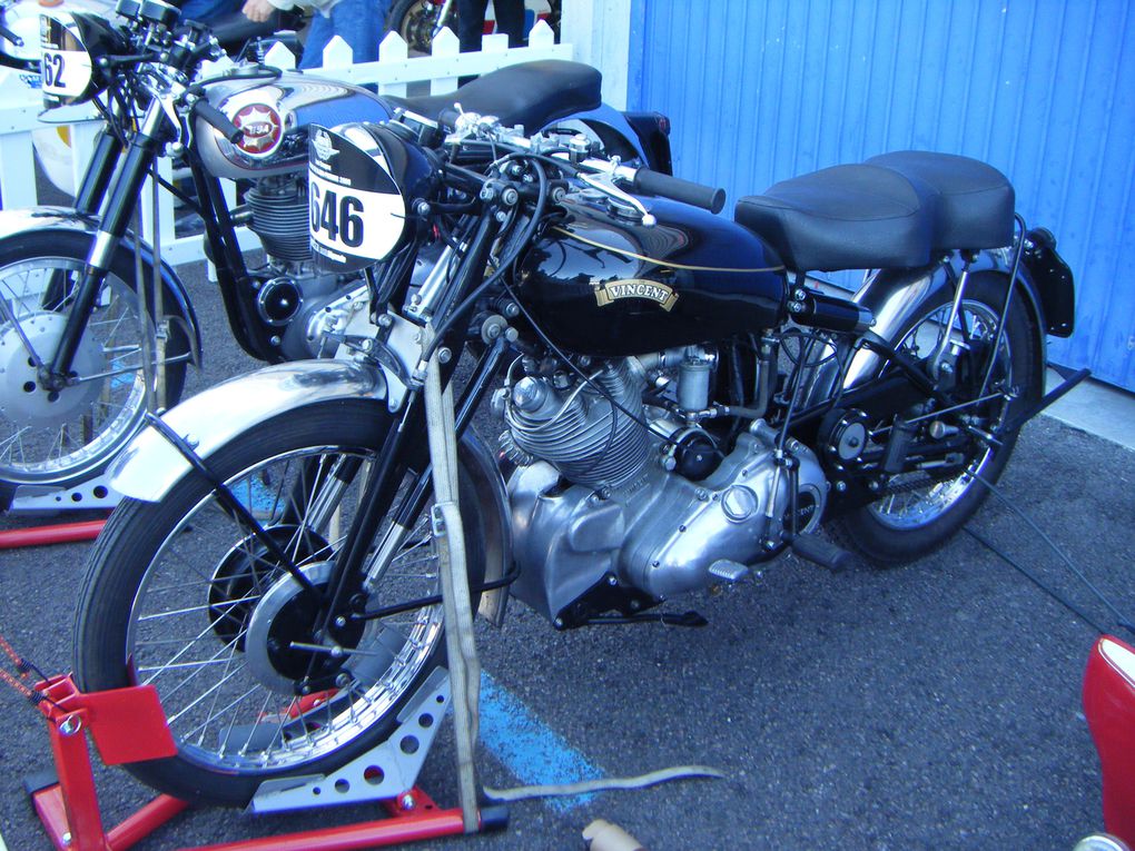 Les coupes moto légende ont eu lieu le week-end du 30 et 31 Mai 2009.
Voiçi 2 albums photo concernant un panache de motos de 1900 à 1990.QUE DU BONHEUR!
Félicitations à toute l'équipe de MOTO LEGENDE.Cliquez sur les 2 albums photos.VINCENTEAM