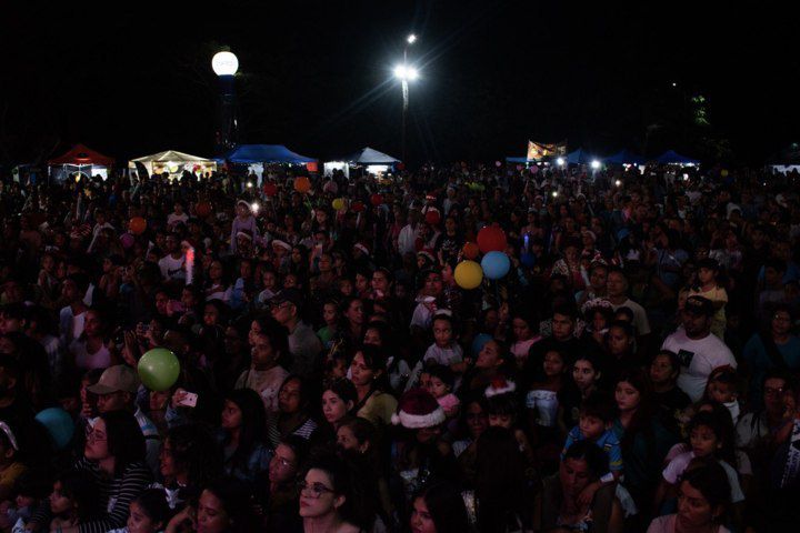 Ambiente festivo acompañó lanzamiento de los globos de los deseos en el Gran Bazar de Navidad en San Diego