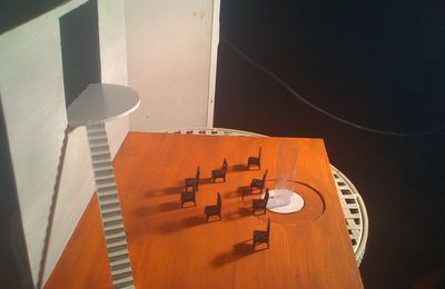 exemples de maquettes proposées pour Les Chaises de Ionesco.