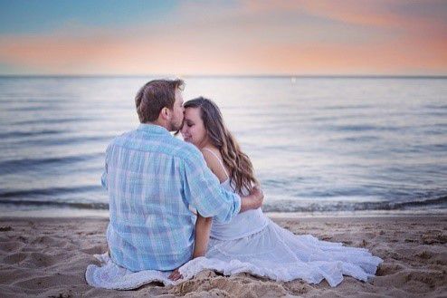 Un couple assis sur la plage