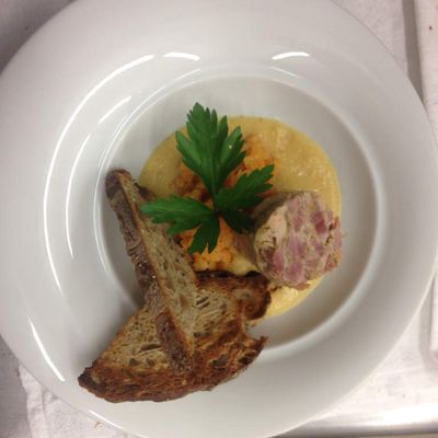 Rillette de jaret de cochon au foie gras, purée de lentille corail