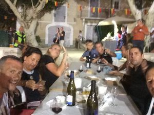 La nuit du vin dans le très beau village de Rasteau, en plus du vin on a pu écouter, visiter, danser... Belle soirée.