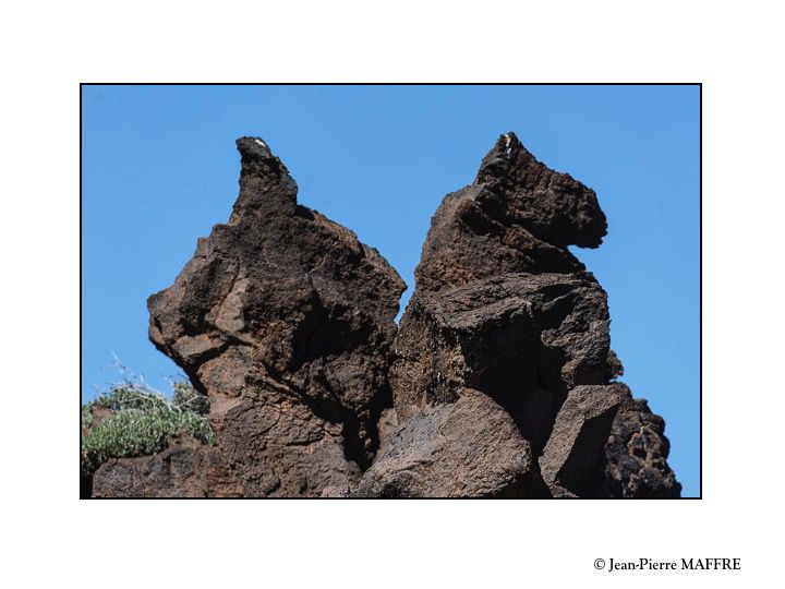 Des quatre éléments, il ne manque que le feu. Trop tard ! Les volcans sont éteints depuis longtemps.