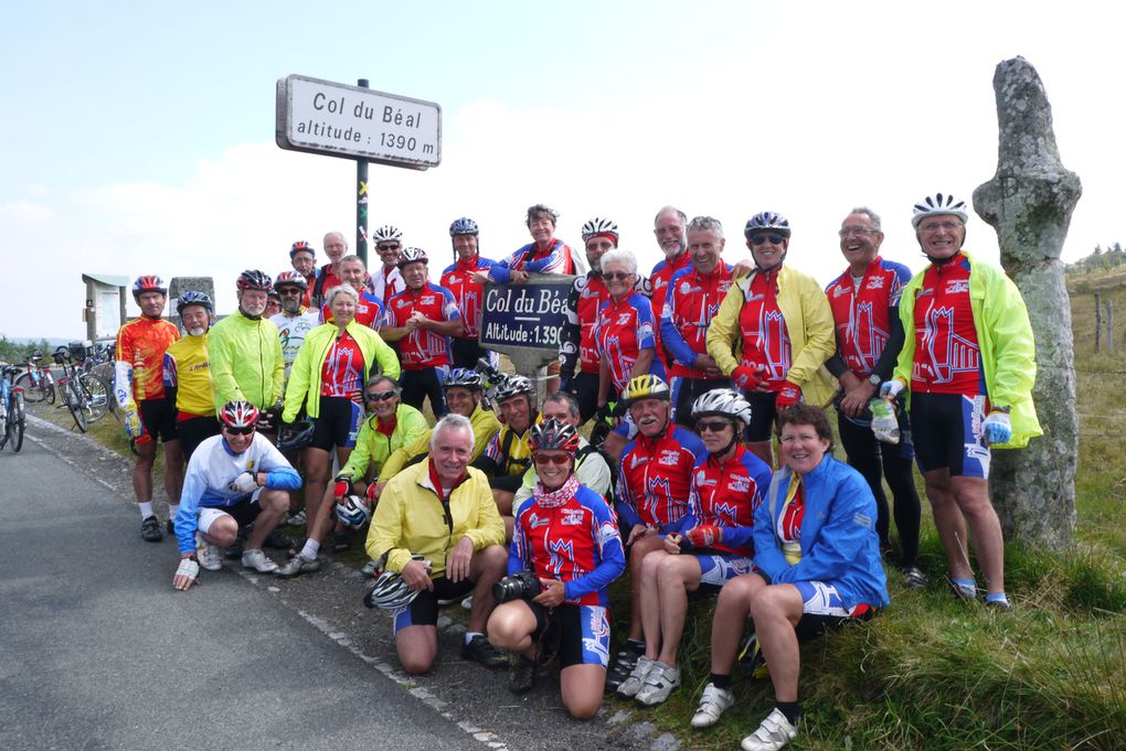 Les présents posent pour la photo devant le gîte de la FFCT et en haut du col du Béal.