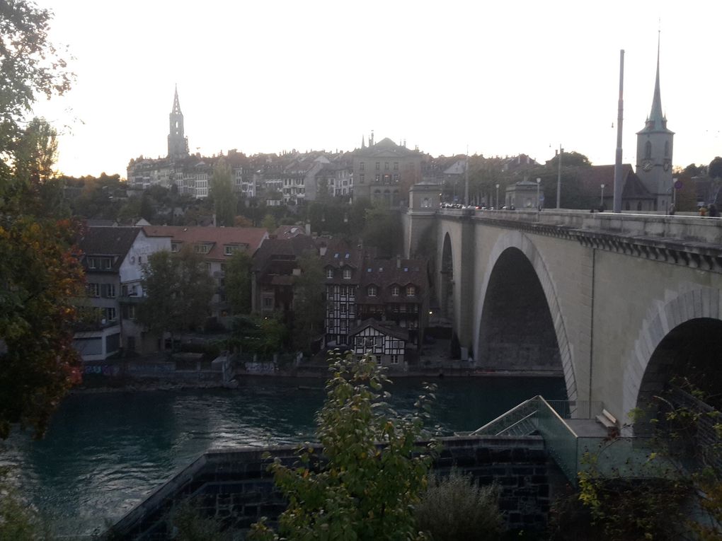 Berne. Ville toujours aussi impressionnante. J'y ai vu des surfers remontant l'Aar (sur une très courte distance), en se tenant à un cordage fixe (malheureusement impossible à filmer du fait de l'obscurité de fin de journée)