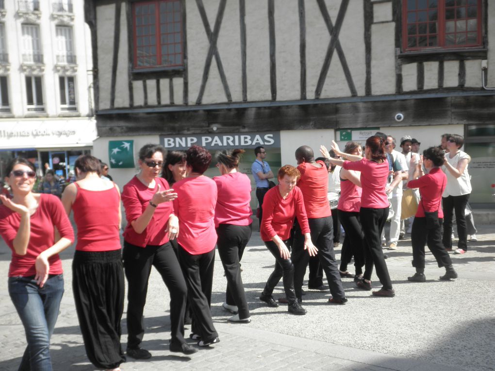 De la rue Ricard jusqu'au Marché, en rouge et et noir, Prim'ACorps suit les rythmes de ses derviches puis les percussions de Batuca Niort. Photos de Sophie!