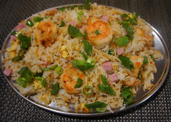 Plat de riz cantonais aux crevettes.